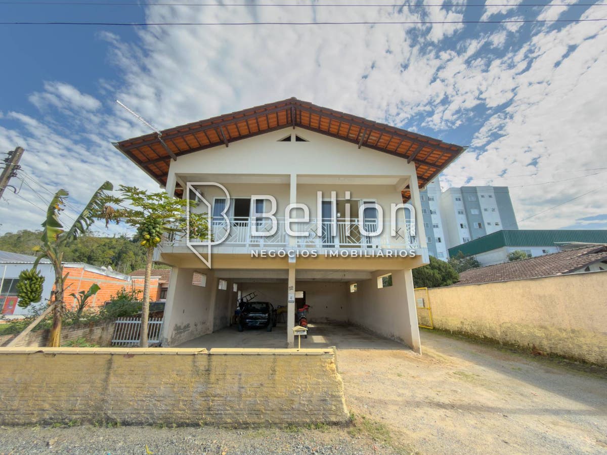 Casa à Venda no Bairro dos Estados, Timbó/SC – 3 Quartos, Área de Festa e Potencial Comercial - Sobrado em Estados, Timbó - à venda - Bellion Negocios Imobiliarios LTDA