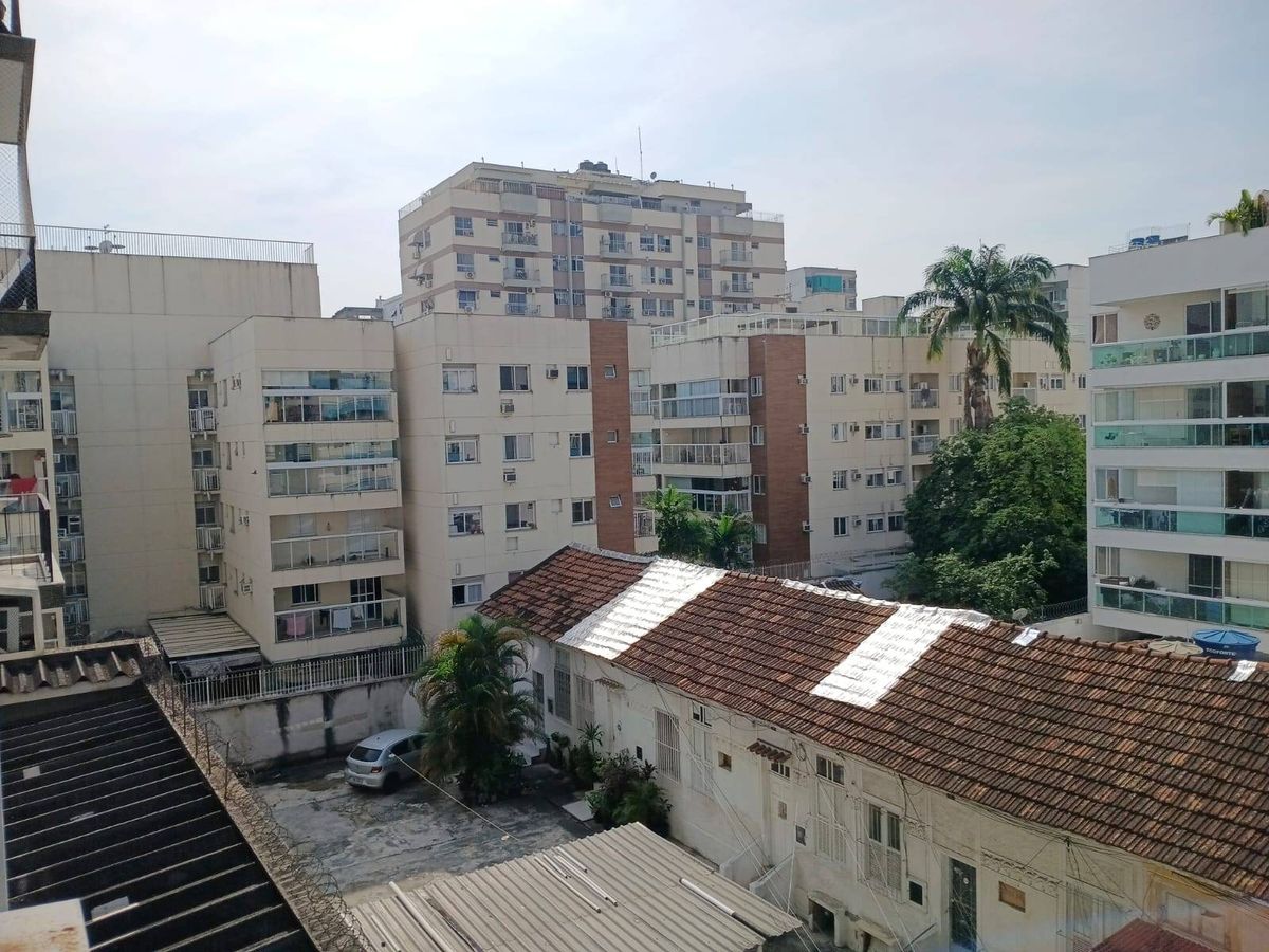 EXCLUSIVIDADE!Apartamento à venda, Rua Teodoro da Silva, Vila Isabel. Varanda, 2 quartos sendo 1 suíte, dependências, vaga na escritura, play, parquinho e salão de festas.Código 24588 - Apartamento em Vila Isabel, Rio de Janeiro - à venda - MIGUEZ IMOBILIÁRIA