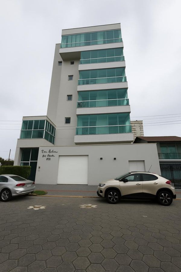 Prédio de apartamentos moderno com fachada de vidro e acabamento branco. (melhorada por IA)