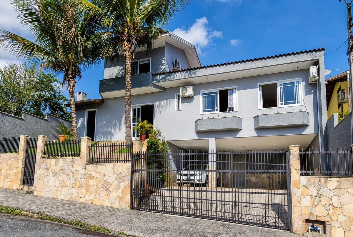 Casa Semimobiliada com 4 Dormitórios no Bairro Água Verde! - Casa em Água Verde, Blumenau - à venda - CONCEITO IMOBILIARIA LTDA