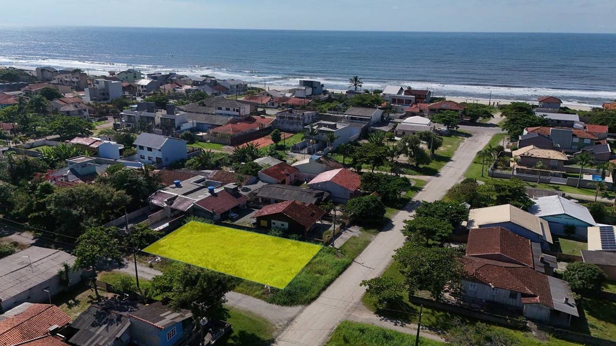 Terreno de esquina á 200 metros da praia com 360m² na Barra do Saí em Itapoá SC! - Lote/Terreno em Barra do Sai, Itapoá - à venda - SBGLOBAL Imobiliária