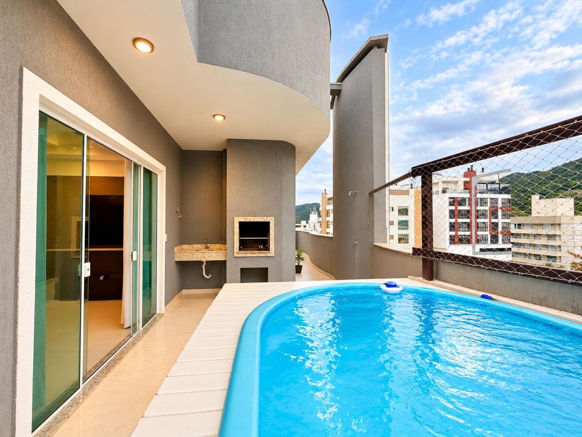 Varanda com piscina, churrasqueira, paredes cinzas e vista urbana