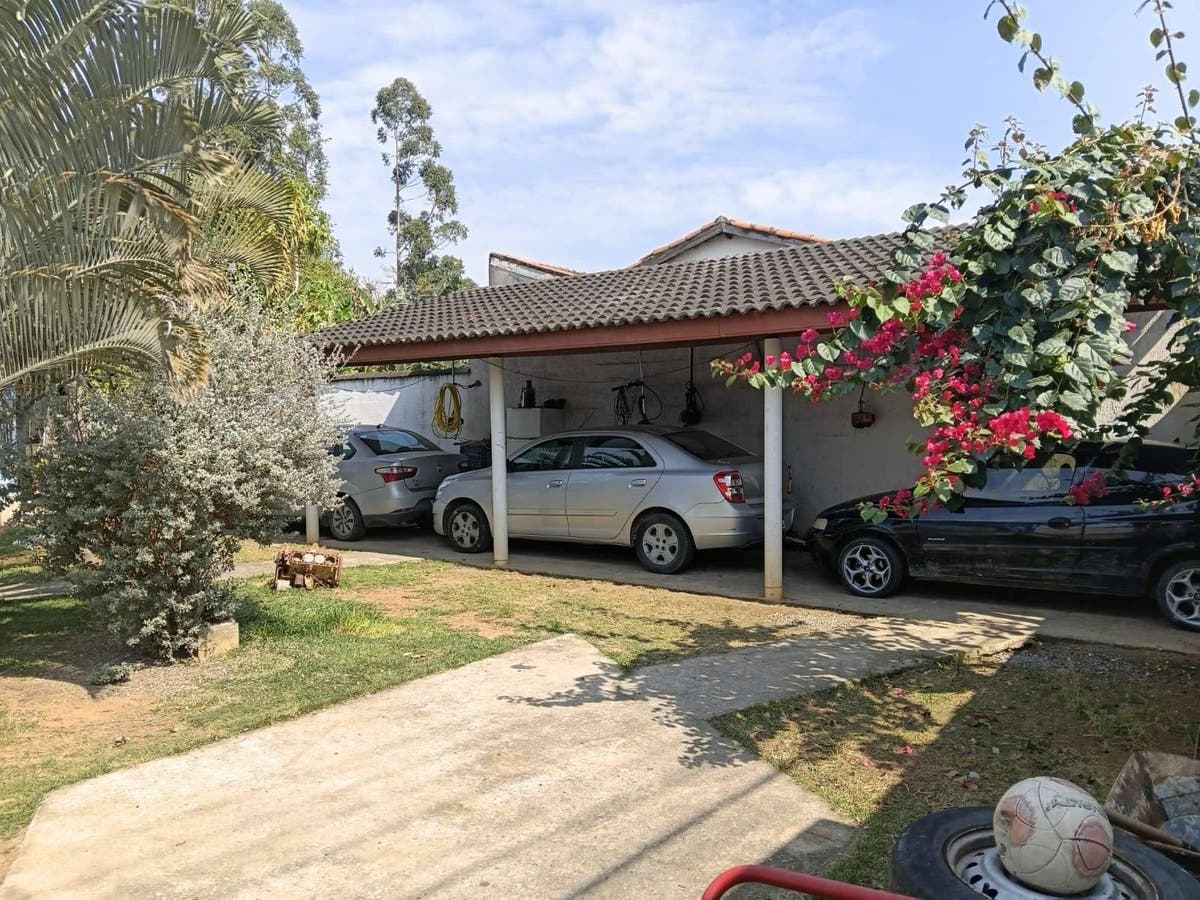 Estilo colonial, telhado de cerâmica.
