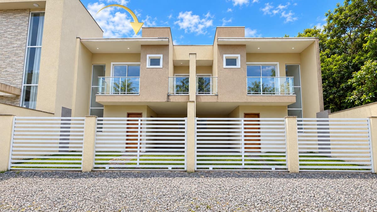 Ótimo sobrado localizado na Barra do Saí a 500 metros da praia em Itapoá/SC - Sobrado em Barra do Sai, Itapoá - à venda - SBGLOBAL Imobiliária