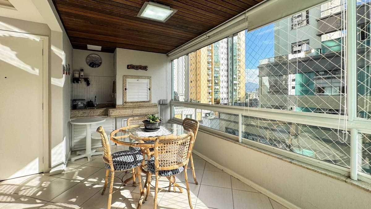 Apartamento mobiliado com suíte e sacada no Ed. Bellatrix em Balneário Camboriú - Apartamento em Centro, Balneário Camboriú - à venda - Desc Imóveis