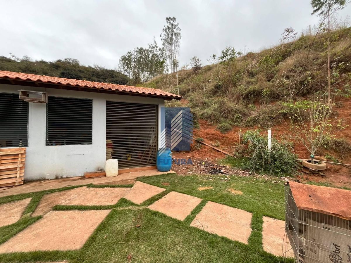 Casa com jardim e morro ao fundo