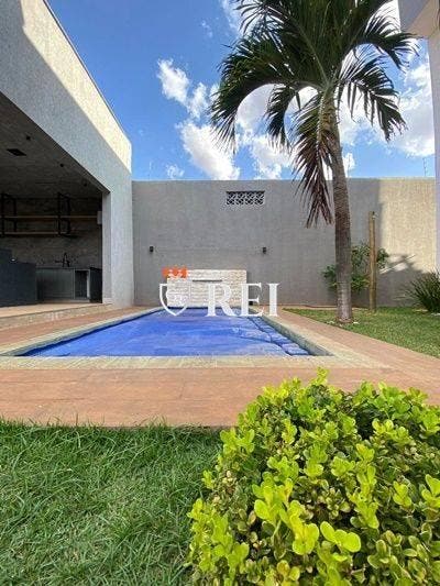 São 03 quartos sendo 01 suíte, sala, cozinha com área gourmet, sala, banheiro social, sacada, área de serviço, lavabo, 3 vagas de garagem, piscina. Co - Casa em Jardim Presidente, Rio Verde - à venda - IMOBILIARIA REI EMPREENDIMENTOS S/S LTDA