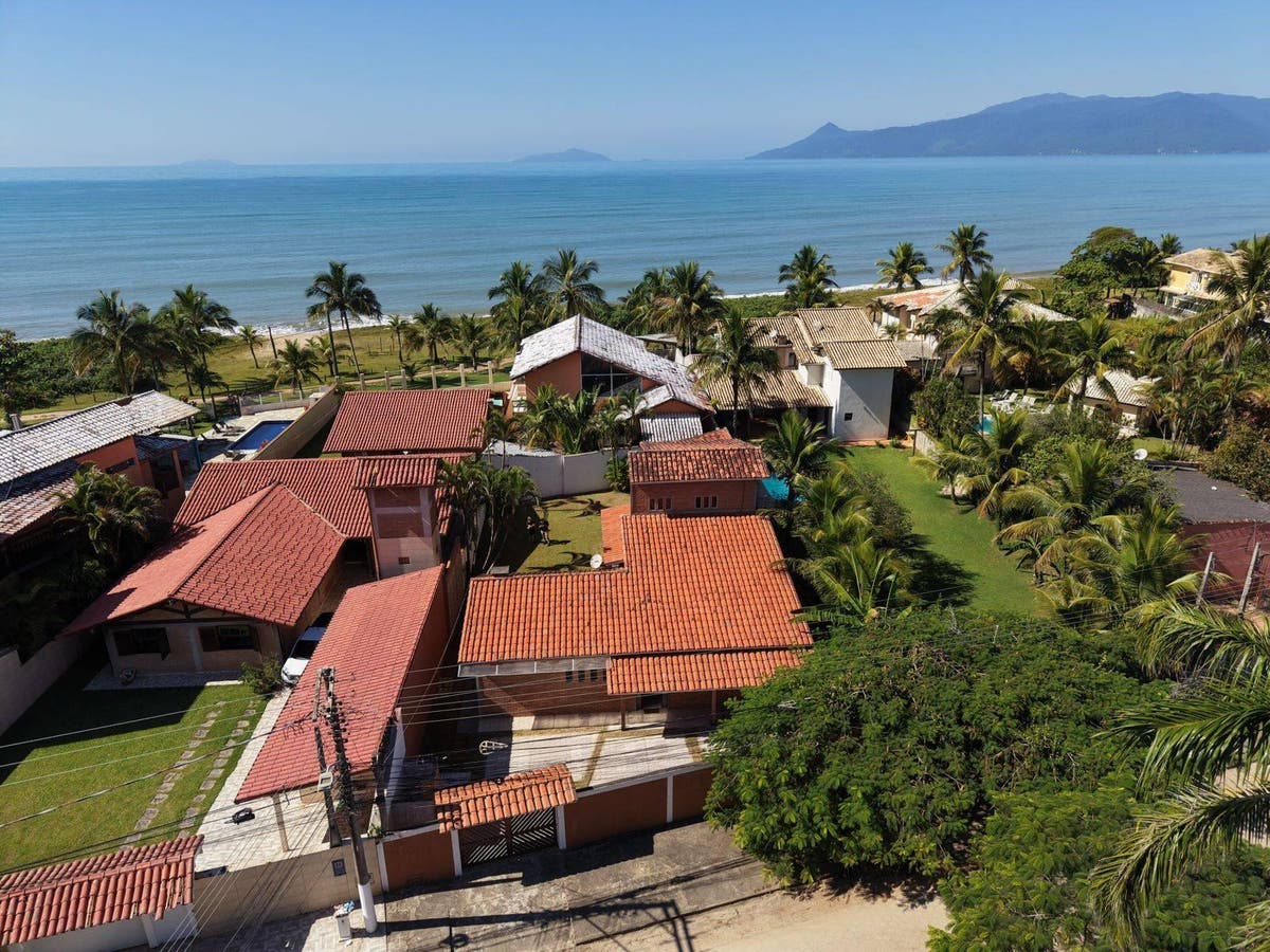 Casa Assobradada com Quintal Amplo e Vista para o Mar no Bairro Capricórnio – Caraguatatuba/Sp - Casa em Jardim Capricórnio, Caraguatatuba - à venda - Vilela Imóveis