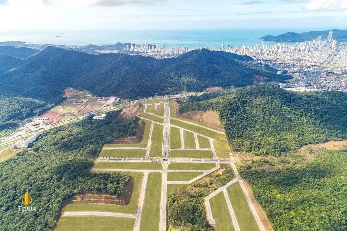 Terreno à venda no Colinas de Camboriú Village em Camboriú - Terreno em Camboriú - à venda - IMOBILIÁRIA TERRA ITAJAI LTDA