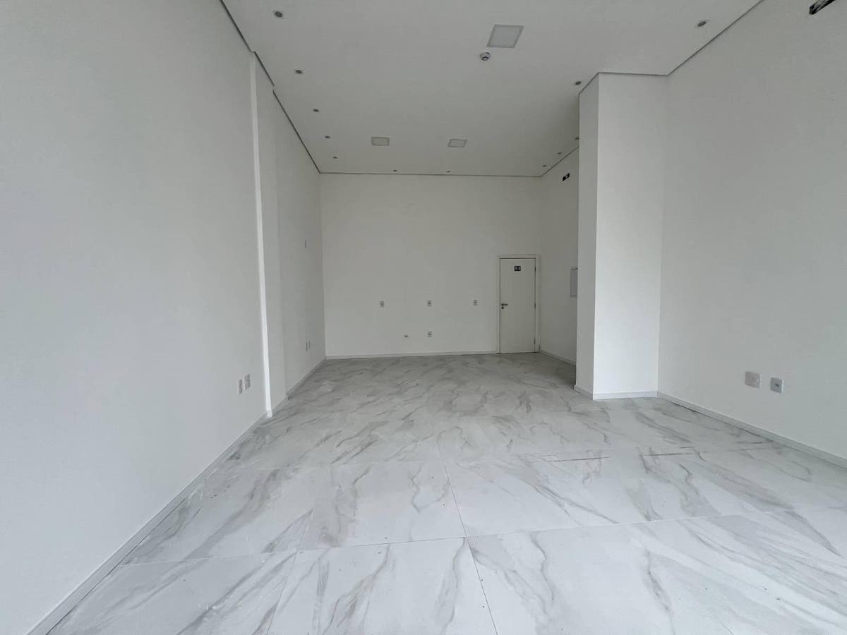 Sala Comercial para Locação no Centro de Balneário Camboriú - Entre a Av. Brasil e a 3ª Avenida - Salas Comerciais em Centro, Balneário Camboriú - para locação - Desc Imóveis