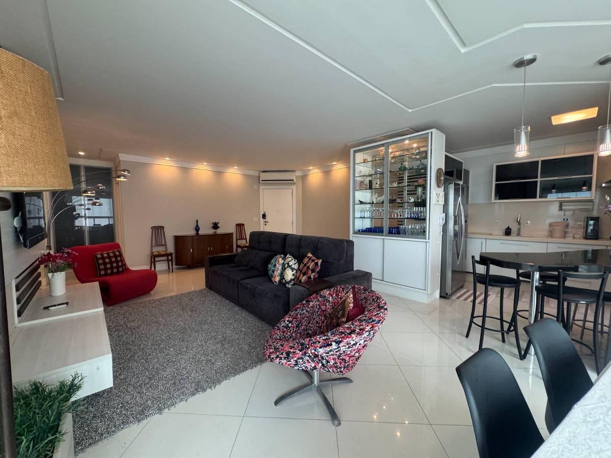 Apartamento com 03 suítes na quadra mar para locação anual em Balneário Camboriú - Apartamento em Centro, Balneário Camboriú - para locação - Desc Imóveis