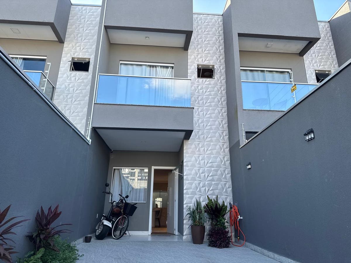 Sobrado à Venda em Itapema | Bairro Morretes — Mobiliado com Energia Solar - Casa Geminada em Morretes, Itapema - à venda - Portal Imóveis Itapema