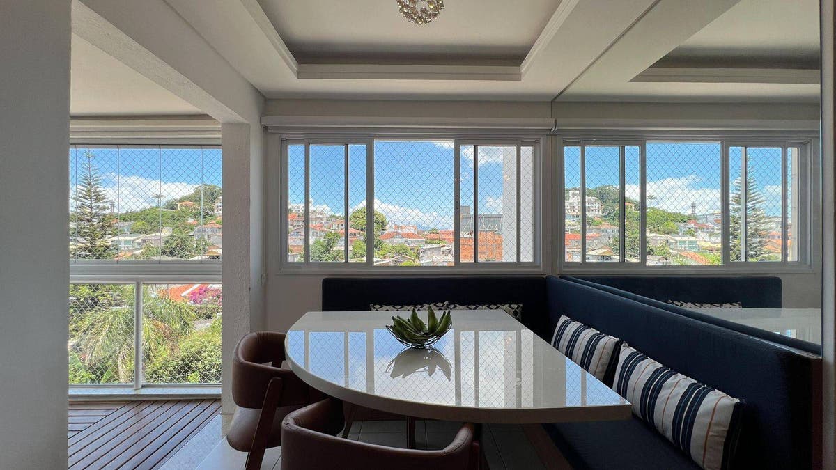 Apartamento com 2 Dormitórios (1 Suíte) a Venda em Coqueiros – 01 vaga de garagem coberta, 01 Hobby box e Sacada Fechada em Vidro com Churrasqueira - Apartamento em Coqueiros, Florianópolis - à venda - Conceito Imóveis