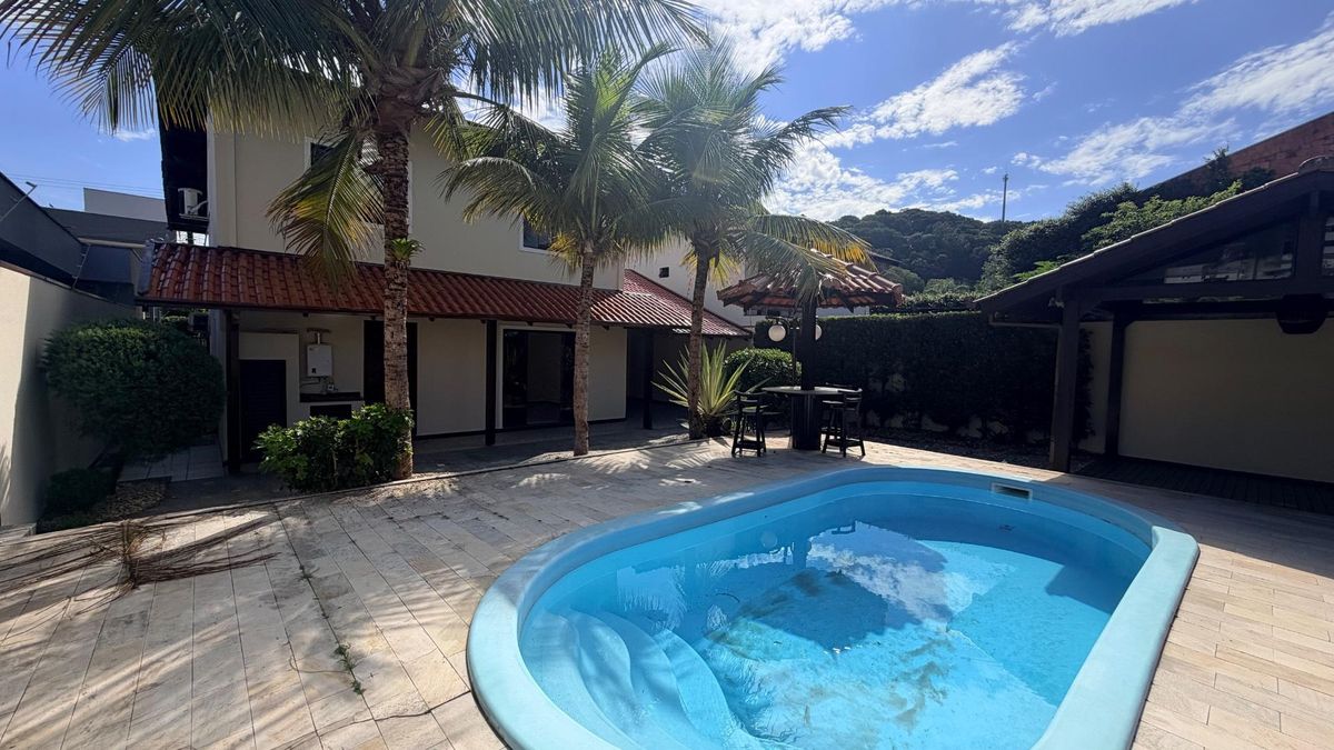 Casa para Locação anual semimobiliada, 3 quartos (sendo uma suíte com closet), 3 vagas de garagem, Bairro Ressacada, Itajaí-SC - Casa em Ressacada, Itajaí - para locação - I3 CORRETORES ASSOCIADOS S/S