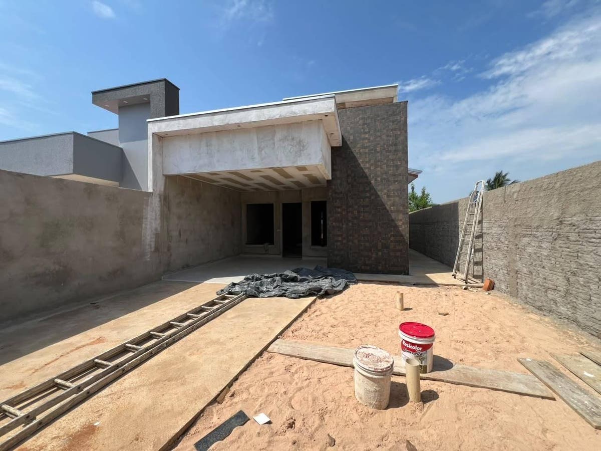 Fachada de construção residencial com paredes de concreto e acabamento em andamento