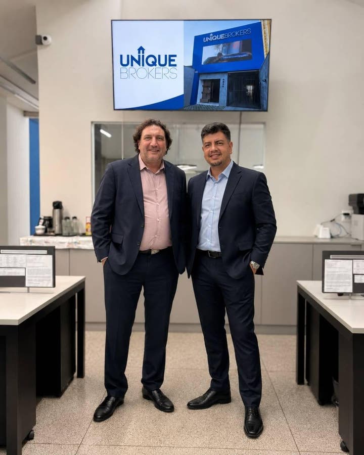 Jota e Alê, diretores da Unique Brokers, na sede da imobiliária em Jundiaí