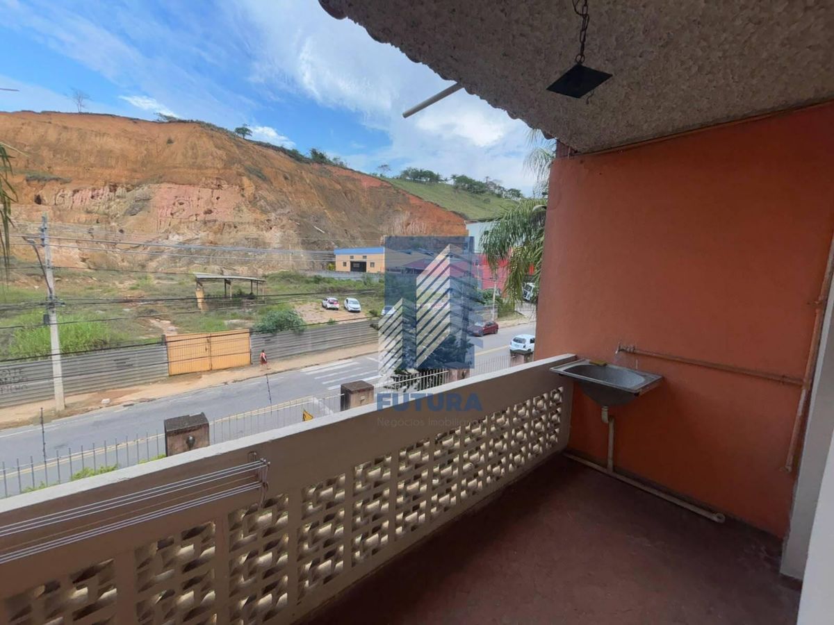 Varanda com parede laranja, pia e vista de morro ao fundo