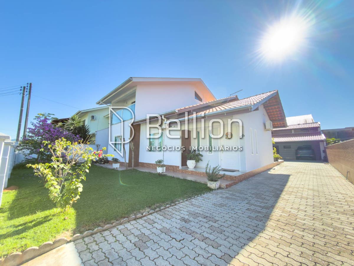 Casa à Venda com Piscina e Energia Solar | 4 Quartos, Suíte e Área de Festas - Casa - à venda - Bellion Negocios Imobiliarios LTDA
