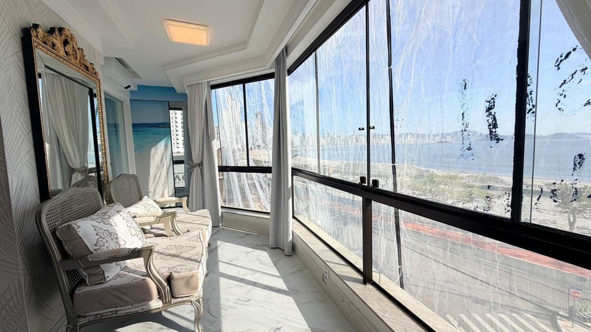 Apartamento de frente para o mar para locação anual, totalmente mobiliado, com 3 quartos (sendo 1 suíte), 2 vagas de garagem, no Residencial Ilha de São Sebastião, bairro Barra Sul, Balneário Camboriú/SC - Apartamento em Centro, Balneário Camboriú - para locação - I3 CORRETORES ASSOCIADOS S/S