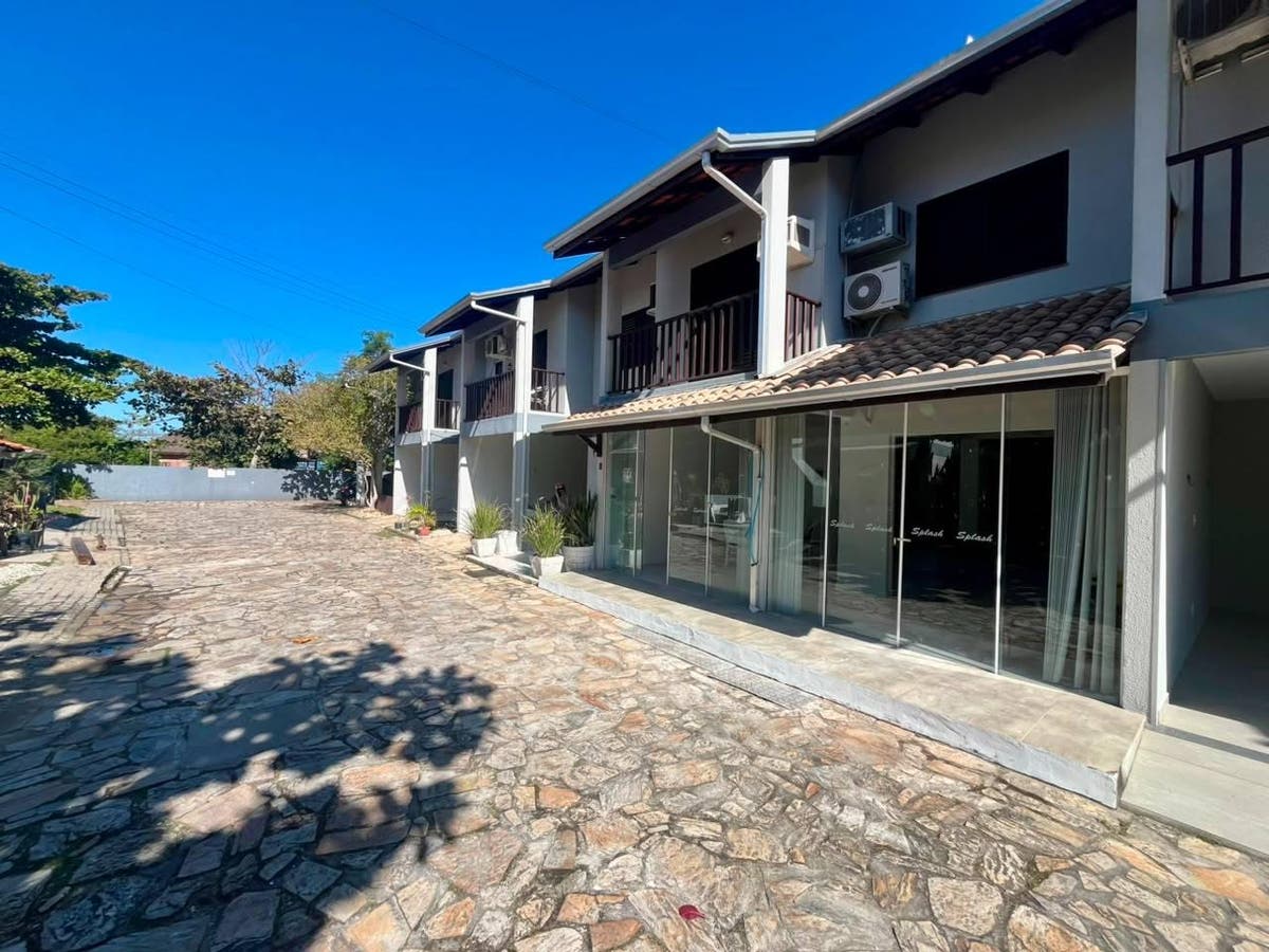Sobrado Geminado à venda 90m do mar Bombinhas SC - Sobrado em Morrinhos, Bombinhas - à venda - PRIME INVESTIMENTOS