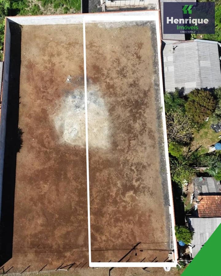 Lona de quadra de futebol com grama artificial e cercado, vista aérea