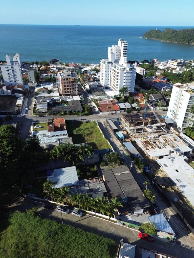 Casa com Amplo Terreno à Venda, 5 Quartos Sendo 1 Suíte no Bairro Cabeçudas, Itajaí, Sc - Casa em Cabeçudas, Itajaí - à venda - I3 CORRETORES ASSOCIADOS S/S
