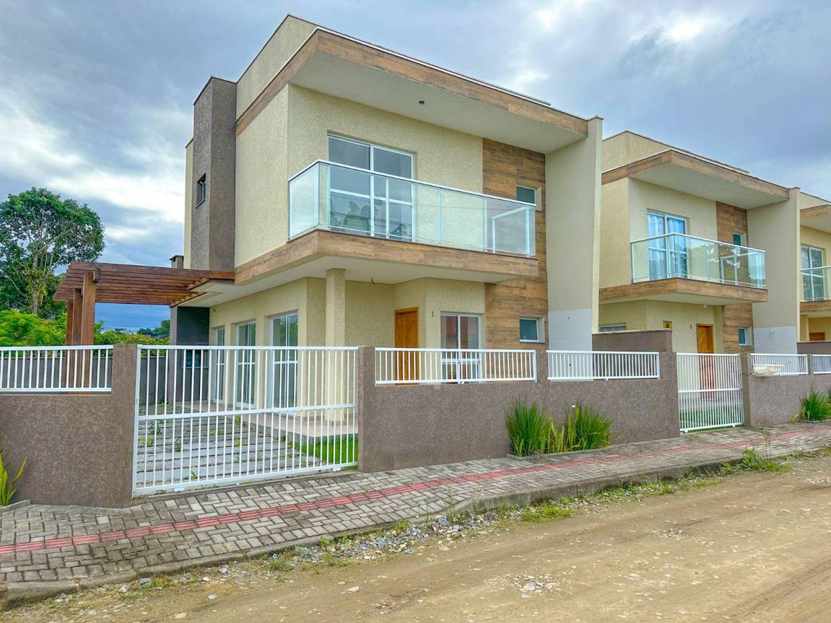Sobrado de esquina c/ 03 quartos sendo 01 suíte no Balneário Cambiju - Itapoá - Sobrado em Cambiju, Itapoá - à venda - MOMENTO CONSULTORIA IMOBILIÁRIA LTDA