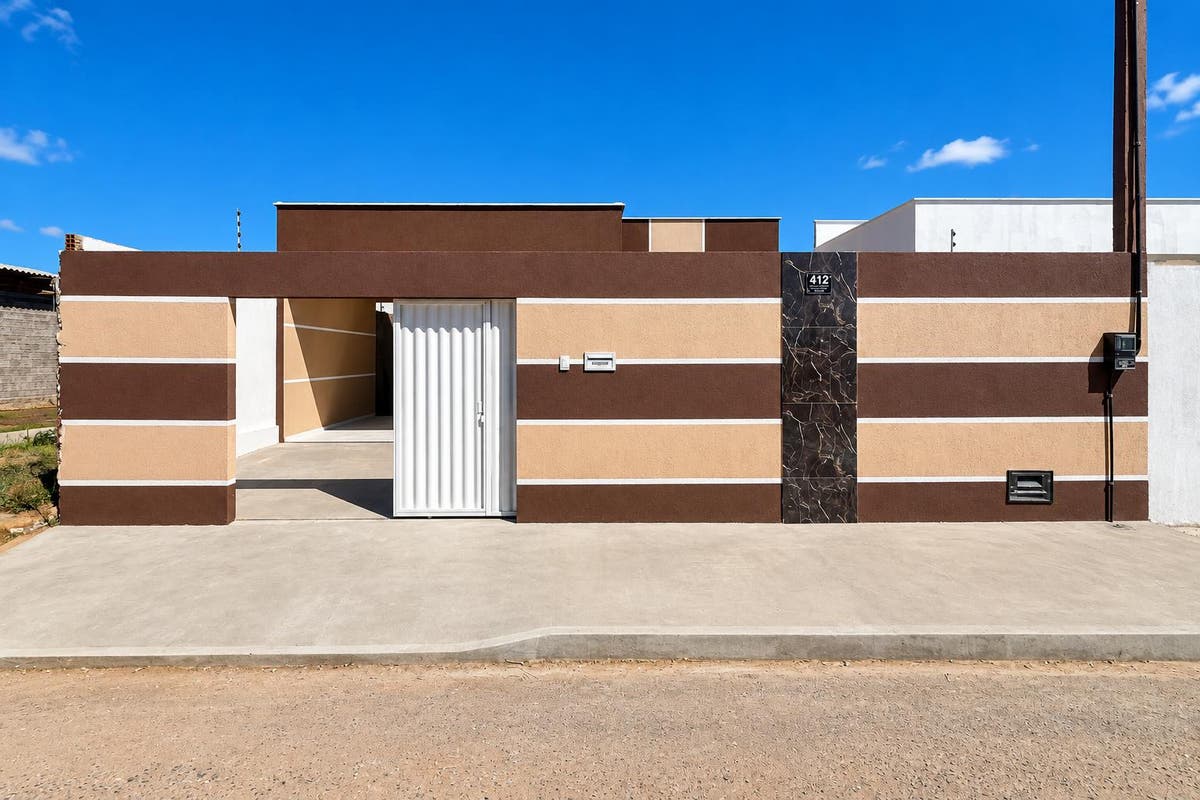 🏡 Fachada residencial contemporânea, com portão de entrada integrado e faixas em tons terrosos. ☀️ (melhorada por IA)