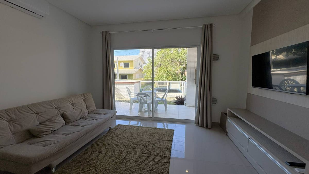 AP070 - APTO TÉRREO A POUCOS PASSOS DO MAR - Apartamento em Canto Grande, Bombinhas - para temporada - Marca Imobiliária