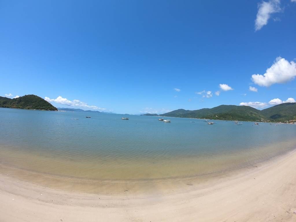 CASA FRENTE MAR – PÉ NA AREIA NA PRAIA DA CAMBOA DA ARMAÇÃO - Casa em Camboa da Armação, Governador Celso Ramos - à venda - ADMIR MIRANDA NEGÓCIOS IMOBILIARIOS