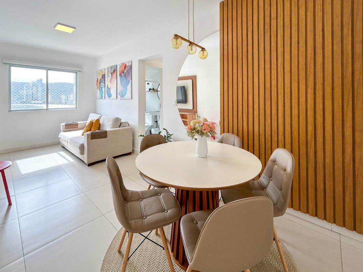Apartamento Mobiliado com 2 Dormitórios em Prédio Frente Mar à Venda em Balneário Camboriú - Apartamento em Centro, Balneário Camboriú - à venda - Desc Imóveis