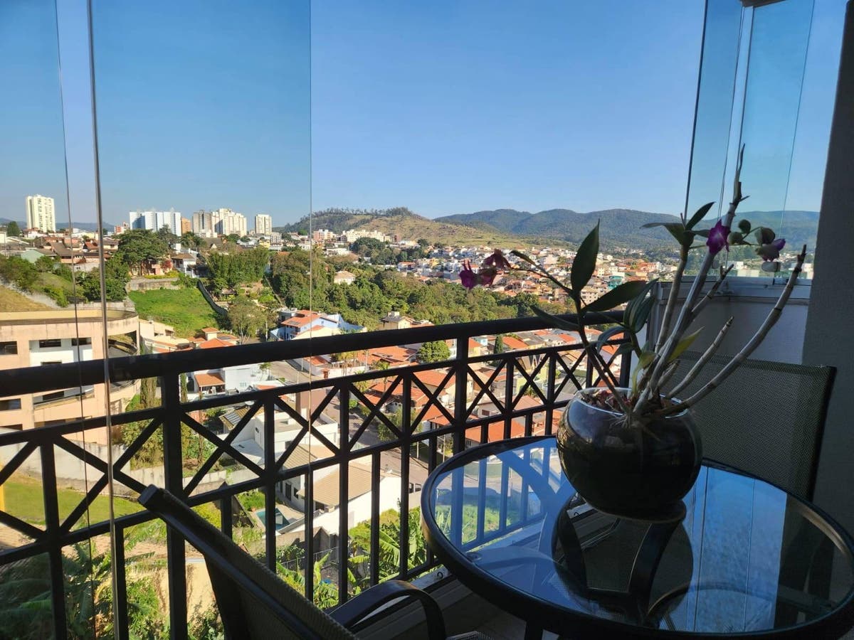 varanda com vista urbana e plantas