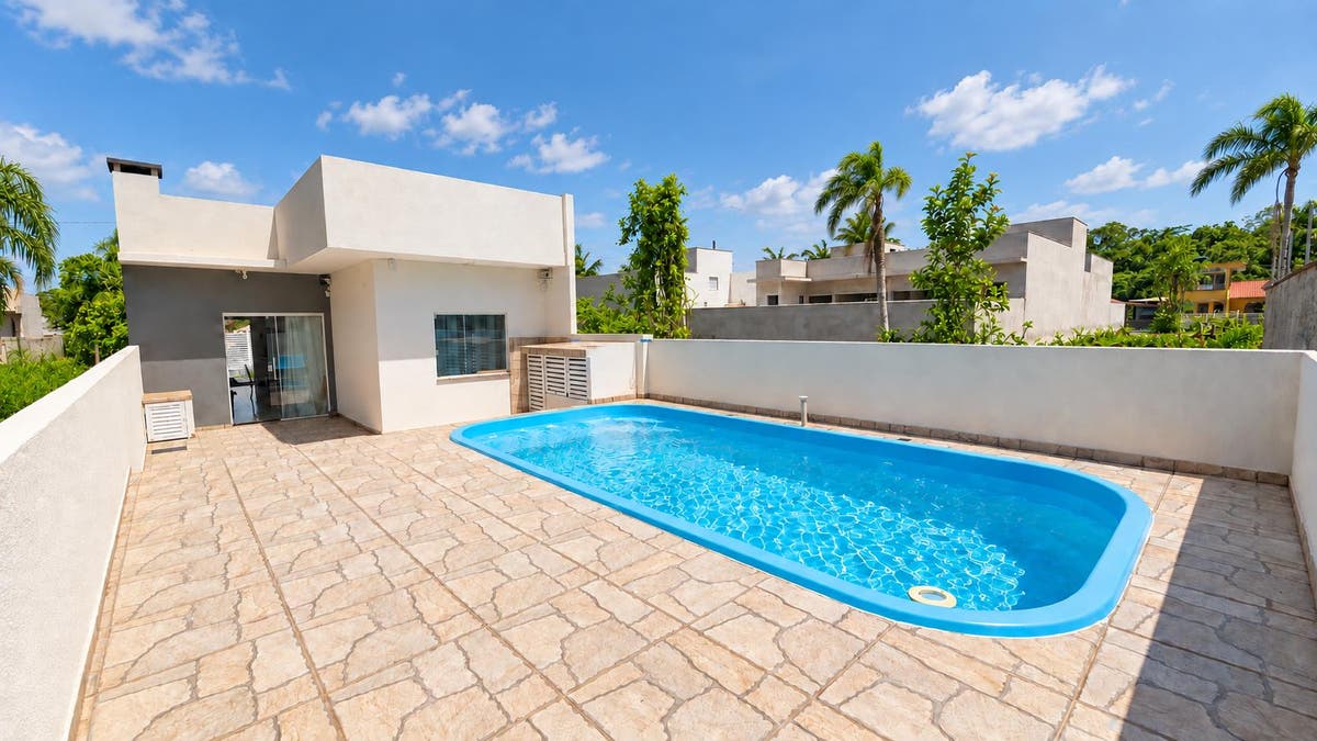 Casa confortável com 3 quartos e piscina no Balneário Saí Mirim em Itapoá/SC - Casa em Barra do Sai, Itapoá - à venda - SBGLOBAL Imobiliária