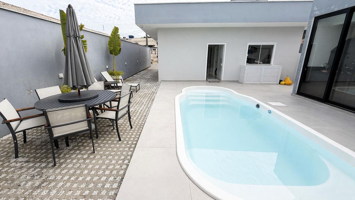 Casa com piscina á venda Praia Zimbros Bombinhas - Casa em Zimbros, Bombinhas - à venda - Imobiliária Rota do Sol