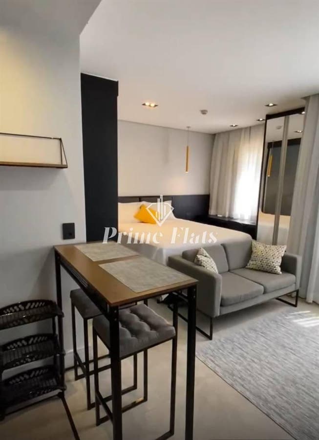 quarto com cama, cortinas e iluminação embutida