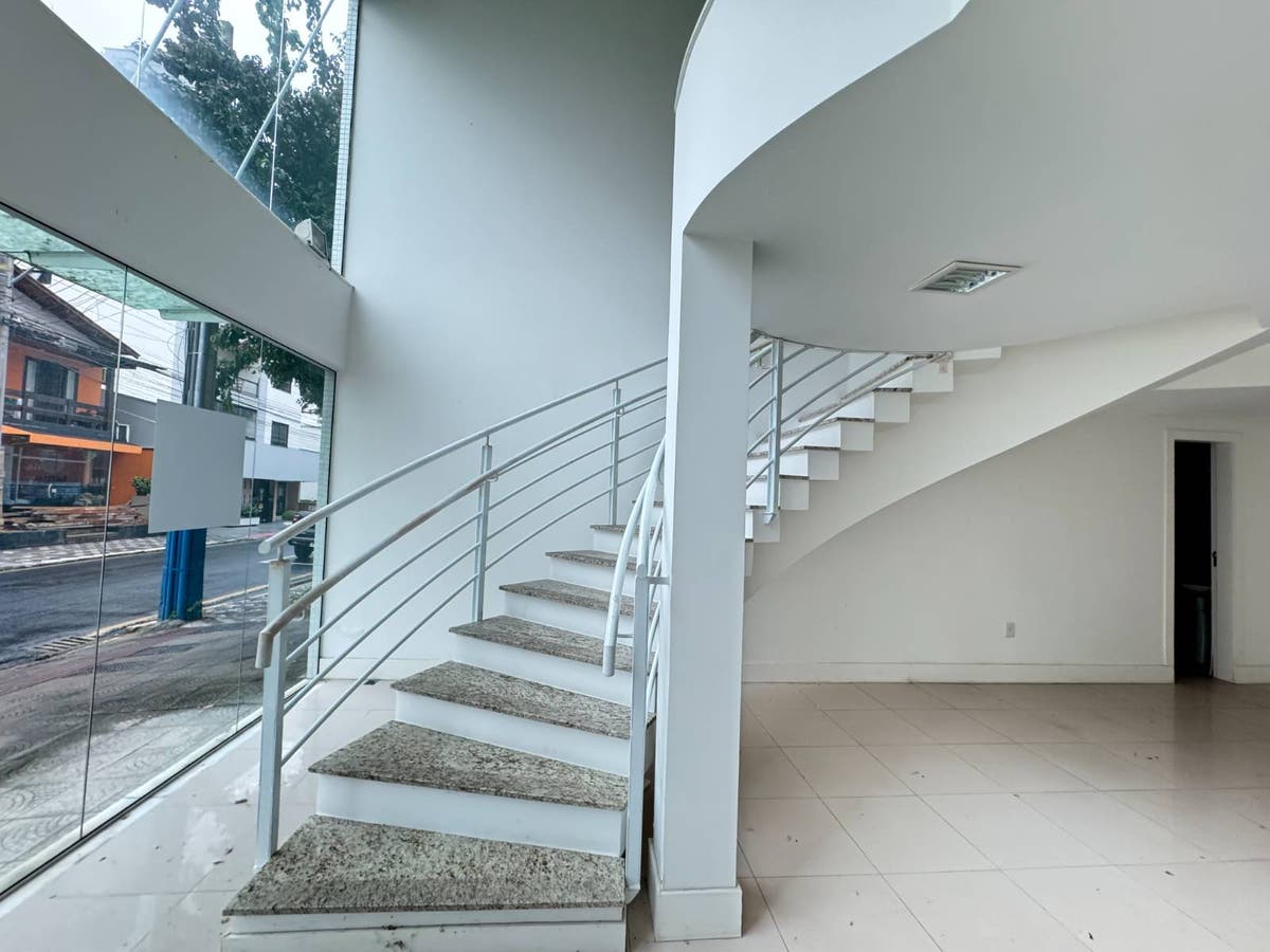 Sala Comercial com Mezanino para Locação na Barra Norte em Balneário Camboriú - Salas Comerciais em Pioneiros, Balneário Camboriú - para locação - Desc Imóveis