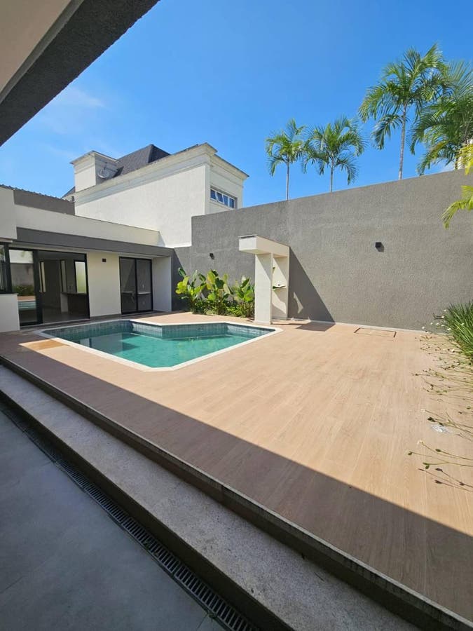 pátio com piscina e plantas