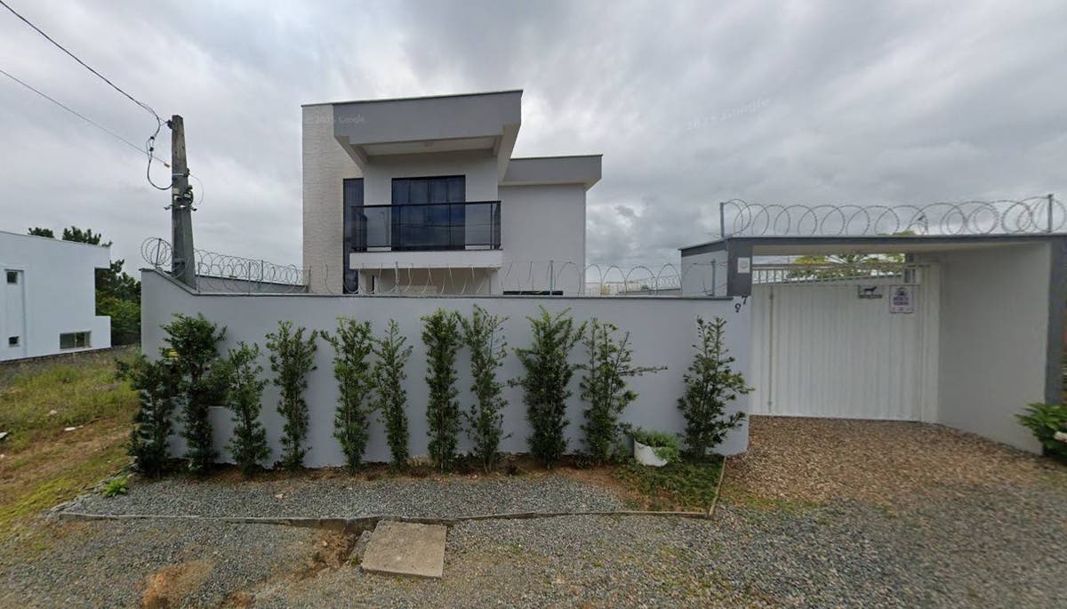 Sobrado Novo em Picarras Ref 1688 - Casa em Itacolomi, Balneário Piçarras - para locação e à venda - HAUS IMÓVEIS LTDA