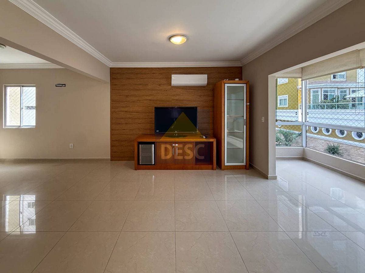 Amplo apartamento de 3 dormitórios para venda na quadra mar em Balneário Camboriú - Apartamento em Centro, Balneário Camboriú - à venda - Desc Imóveis