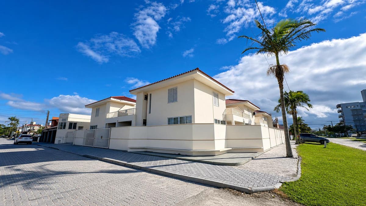 Sobrado semimobiliado em Condomínio fechado a 130 Metros da Praia em Itapoá/SC - Sobrado em Itapema do Norte, Itapoá - à venda - SBGLOBAL Imobiliária