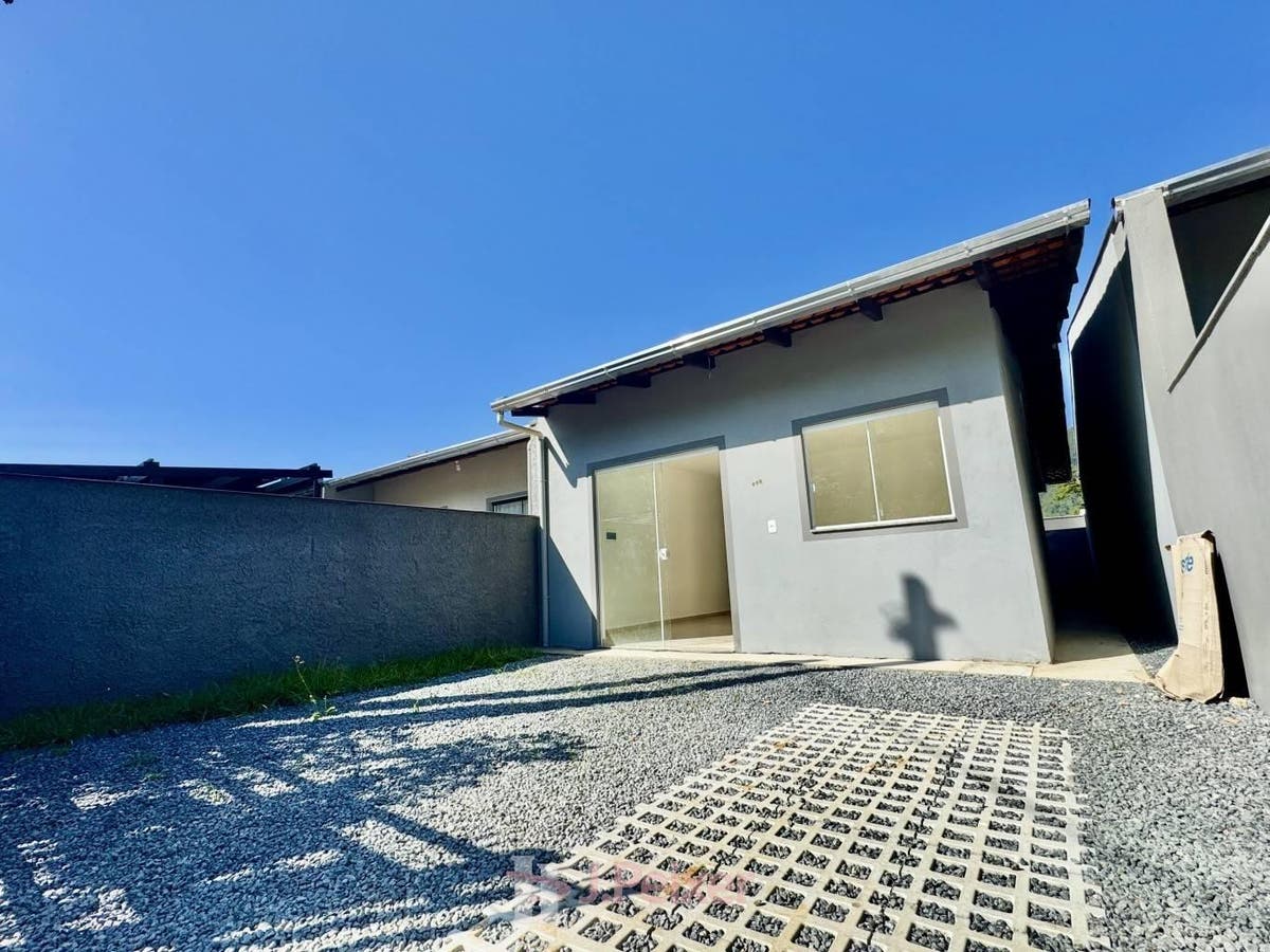 Casa térrea 3 quartos, sendo 1 suíte, 2 vagas de garagem e espaço de terreno, no Bairro Velha Central em Blumenau-SC - Casa em Velha Central, Blumenau - à venda - JPeixer Imobiliária Ltda