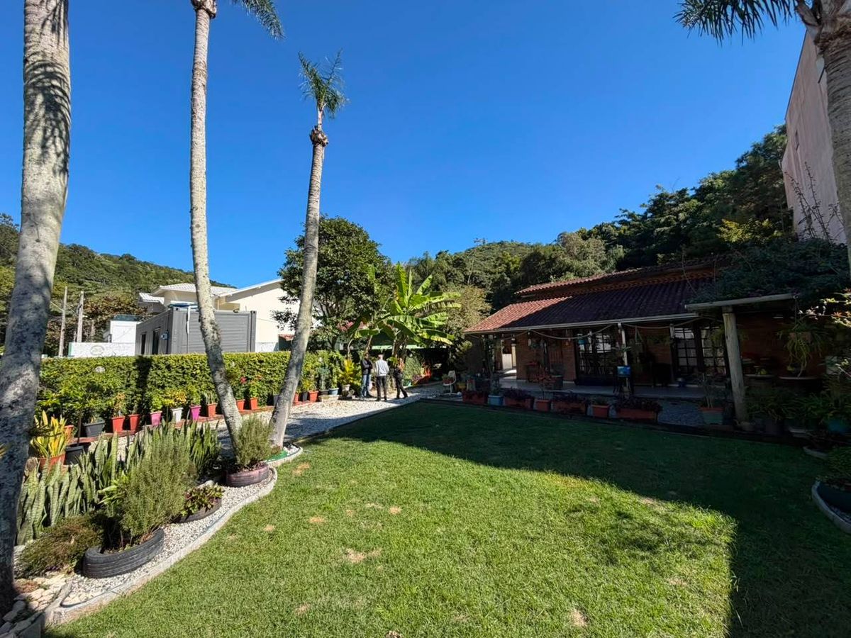 CASA COM AMPLO ESPAÇO NA PRAIA DOS AMORES BALNEÁRIO CAMBORIÚ!! - Casa em Praia dos Amores, Balneário Camboriú - à venda - Praia Imóveis