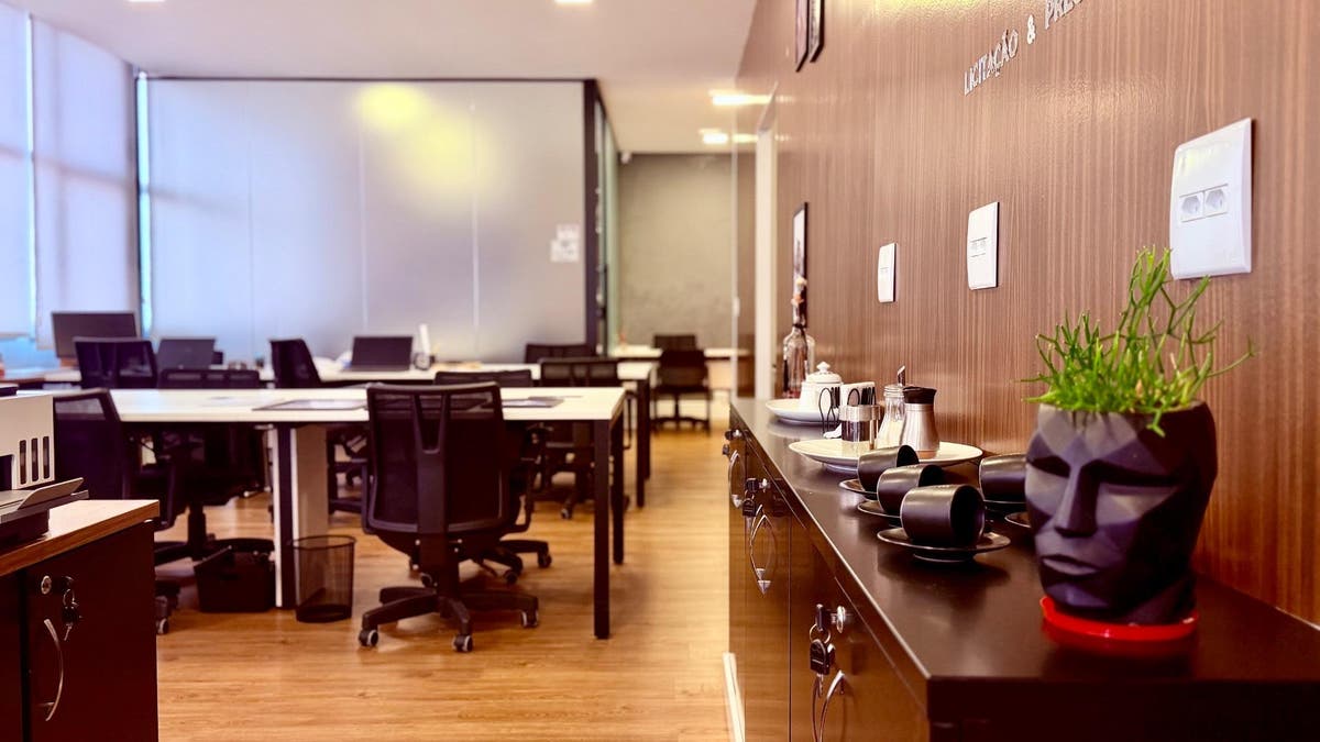 SALA COMERCIAL 120 M² PARA LOCAÇÃO| 100% MOBILIADA E EQUIPADA | EDIFÍCIO PASQUA MARANZATTO | JUNDIAÍ/SP - Comercial em Cidade Luiza, Jundiaí - para locação - Entry Imob