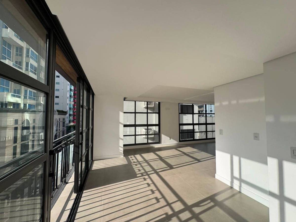 Apartamento com 3 Dormitórios, 2 Vagas e 1 Apartamento por Andar no Centro de Balneário Camboriú - Apartamento em Centro, Balneário Camboriú - à venda - Desc Imóveis