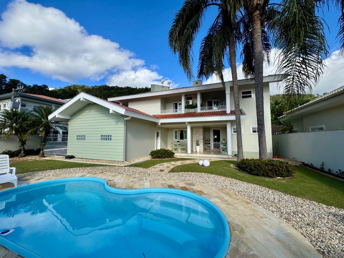 Casa Mobiliada com amplo jardim na Barra do Rio Cerro - Casa em Barra do Rio Cerro, Jaraguá do Sul - à venda - MEGA Empreendimentos Imobiliários