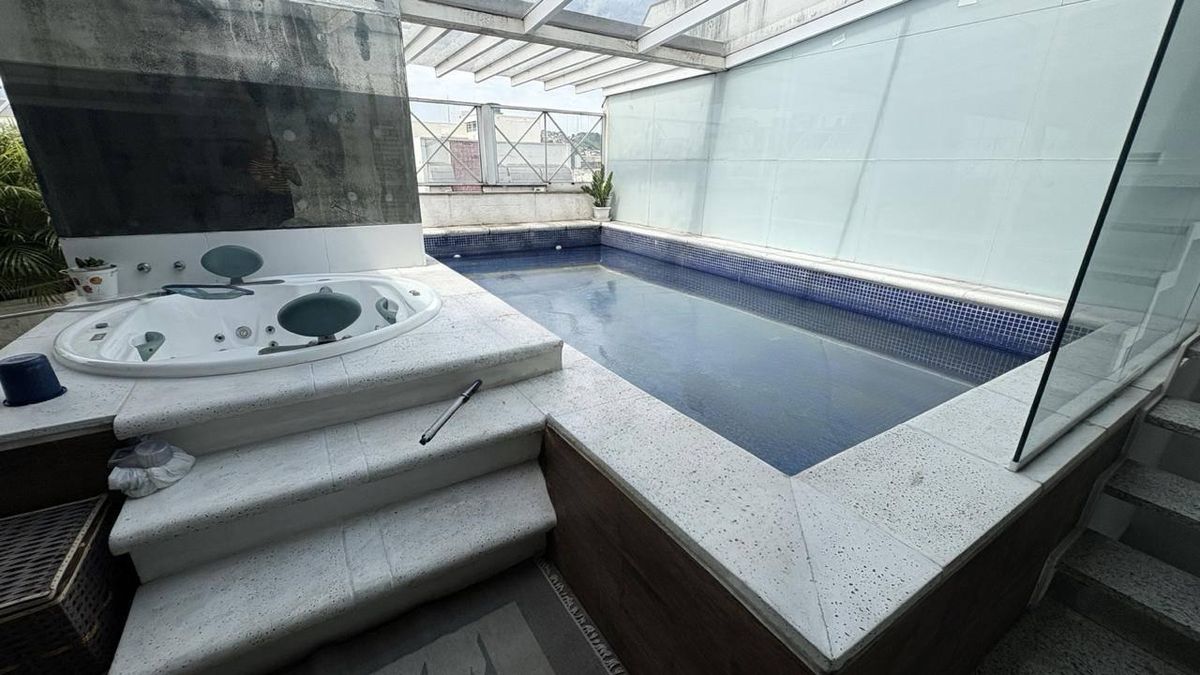 COBERTURA TRIPLEX À VENDA — RUA AFONSO PENA. Localização privilegiada, a apenas 230 metros do metrô! São 347 m². Salão em 4 ambientes, 2 lavabos, 5 quartos, sendo 3 suítes, copa cozinha, área gourmert com piscina e ofurô. São 3 vagas de garagem. - Cobertura em Tijuca, Rio de Janeiro - à venda - MIGUEZ IMOBILIÁRIA
