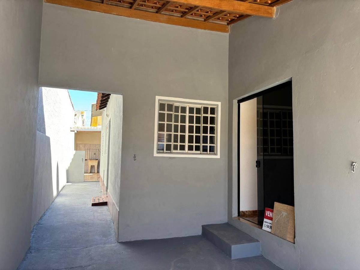 Casa à Venda com 2 Quartos, Churrasqueira e Garagem Coberta no Plimec - Avaré - Casa em Conjunto Habitacional Egydio Martins da Costa, Avaré - à venda - CRYSTAL IMÓVEIS