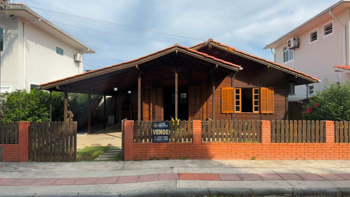 🏡🌊 Casa à Venda na Praia da Fazenda da Armação – Governador Celso Ramos 🌊🏡 - Casa em Camboa da Armação, Governador Celso Ramos - à venda - ADMIR MIRANDA NEGÓCIOS IMOBILIARIOS