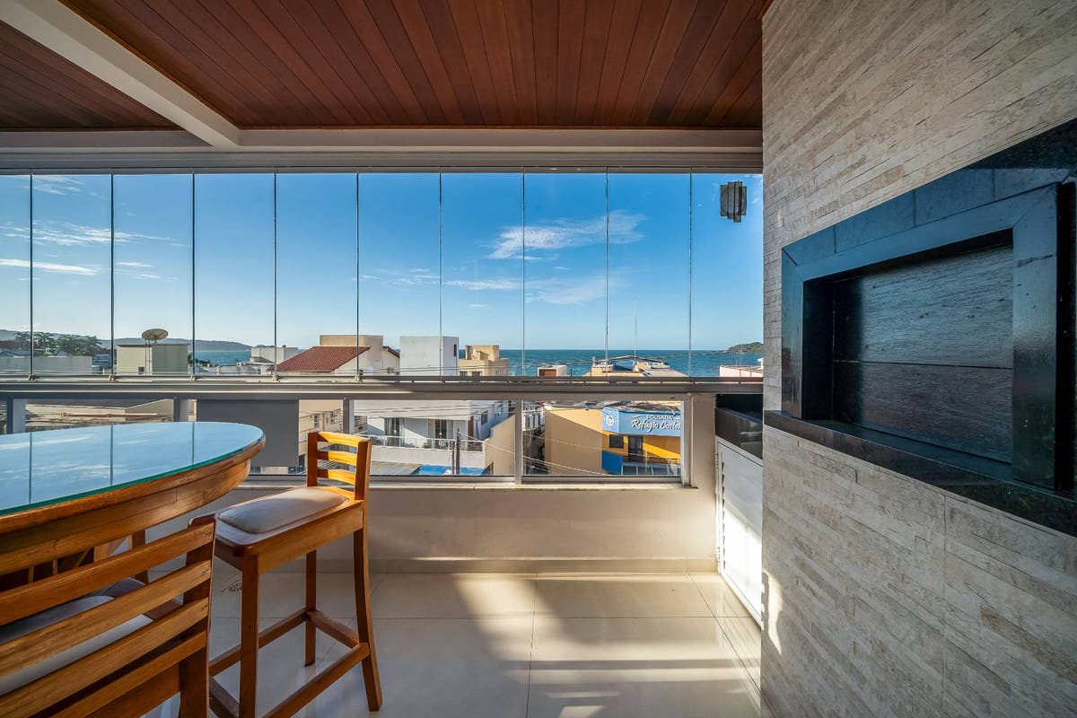 Apartamento para locação de temporada com 03 dormitórios e vista mar sobre avenida principal no centro - Apartamento em Centro, Bombinhas - para temporada - Imobiliária KS