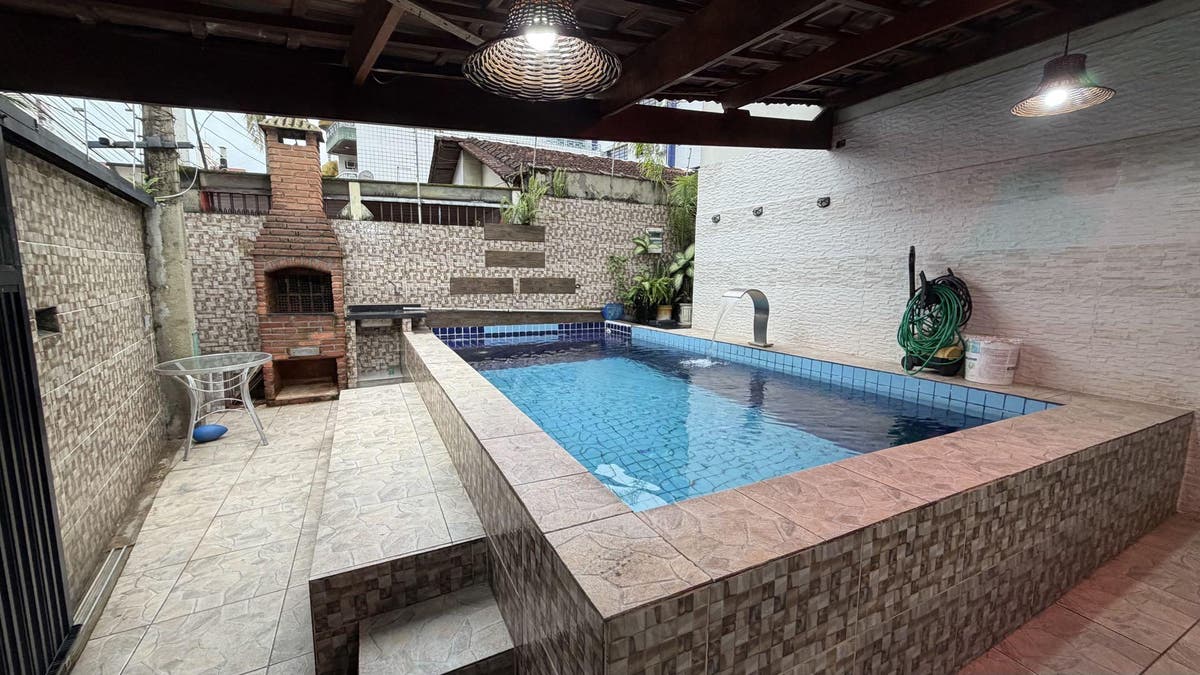 Sobrado Individual à Venda na Aviação em Praia Grande | 2 Suítes e Piscina - Casa em Aviação, Praia Grande - à venda - CONTEMPLAR IMÓVEIS LTDA